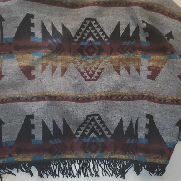 Cripple Creek Navajo poncho with fringe - Picture 2 of 2
